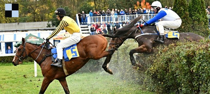 Lukáš Matuský (v bílém) s koněm Marianem nad jednou z překážek ve Slušovicích