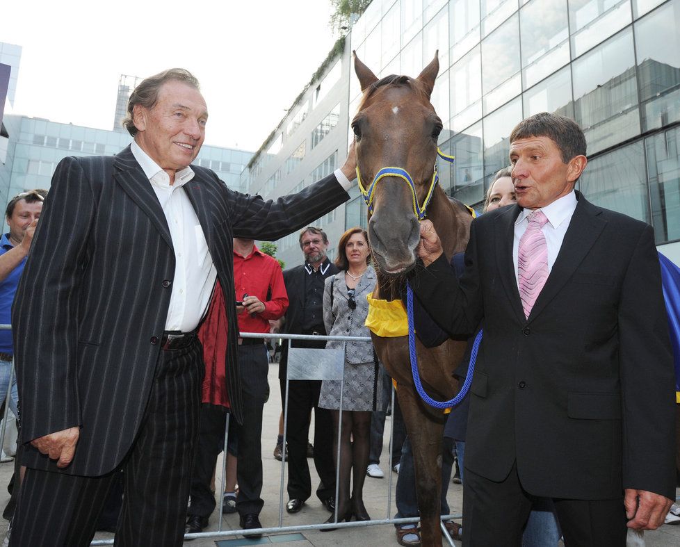 Karel Gott si pohladil i koně, kterého sebou na premiéru přivedl Josef Váňa