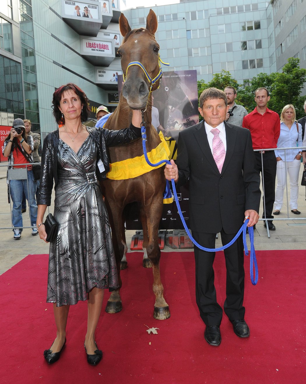 Josef Váňa se ženou Pavlou na premiéře filmu o českém žokeji