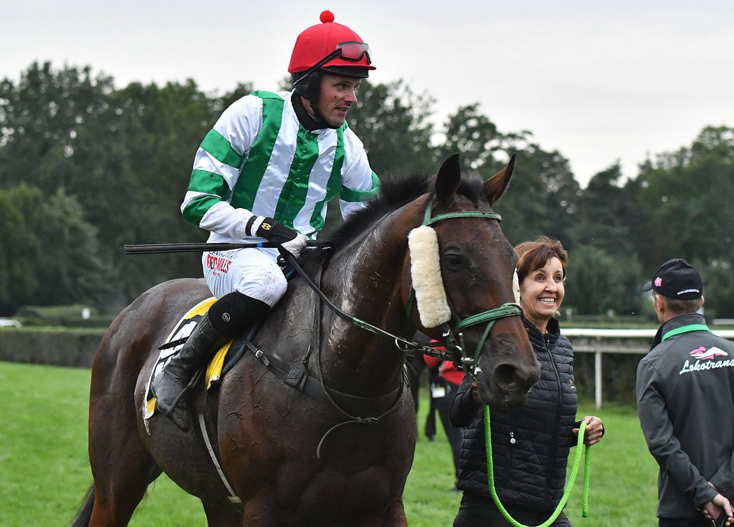 Kůň Theophilos s Josefem Bartošem si díky druhému místu ve čtvrté kvalifikaci zajistili právo startu ve 129. ročníku Velké pardubické steeplechase se Slavia pojišťovnou. Spokojená byla i trenérka a ošetřovatelka Pavla Váňová.