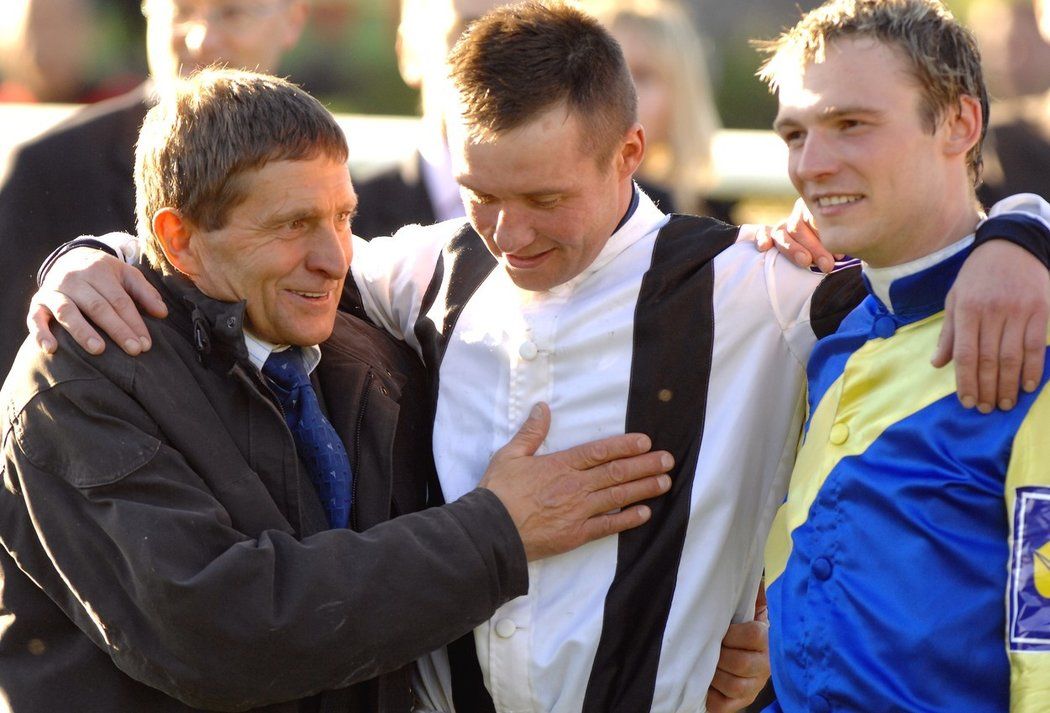 Tomáš Hurt (vpravo) po Velké pardubické v roce 2007.