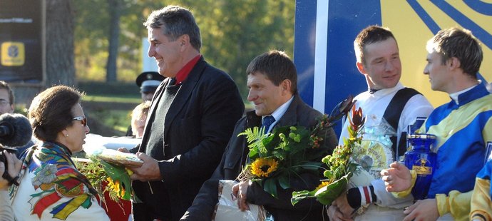 Princezna Anna, Jaroslav Bouček, majitel Sixteen, Josef Váňa, Dušan Andrés a Tomáš Hurt po Velké pardubické v roce 2007