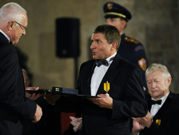 Žokej Josef Váňa přebírá z rukou Václava Klause medaili Za zásluhy II. stupně Žokej Josef Váňa přebírá z rukou Václava Klause medaili Za zásluhy II. stupně