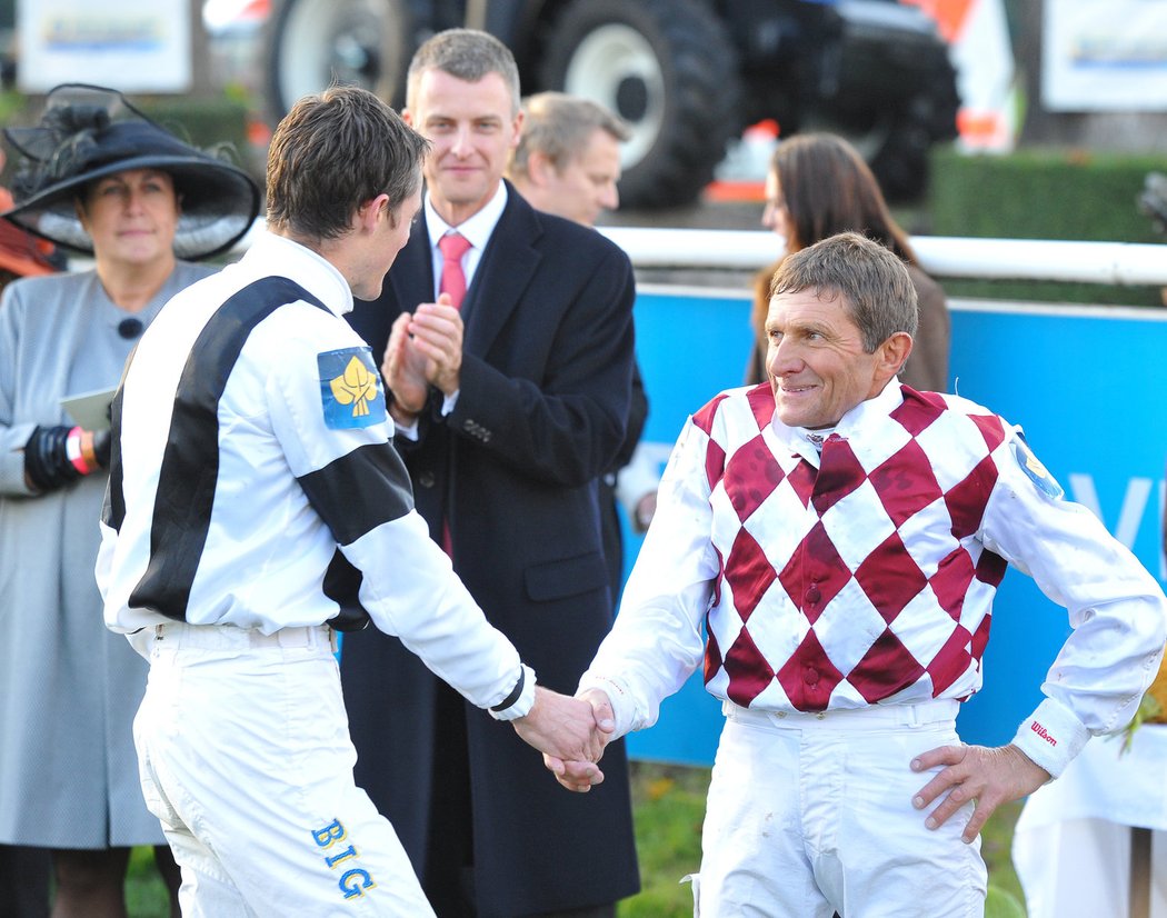 Gratulace svému přemožiteli dává Josef Bartoš.