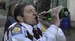 Osminásobný vítěz Velké pardubické Josef Váňa si připíjí šampaňským ve stájích