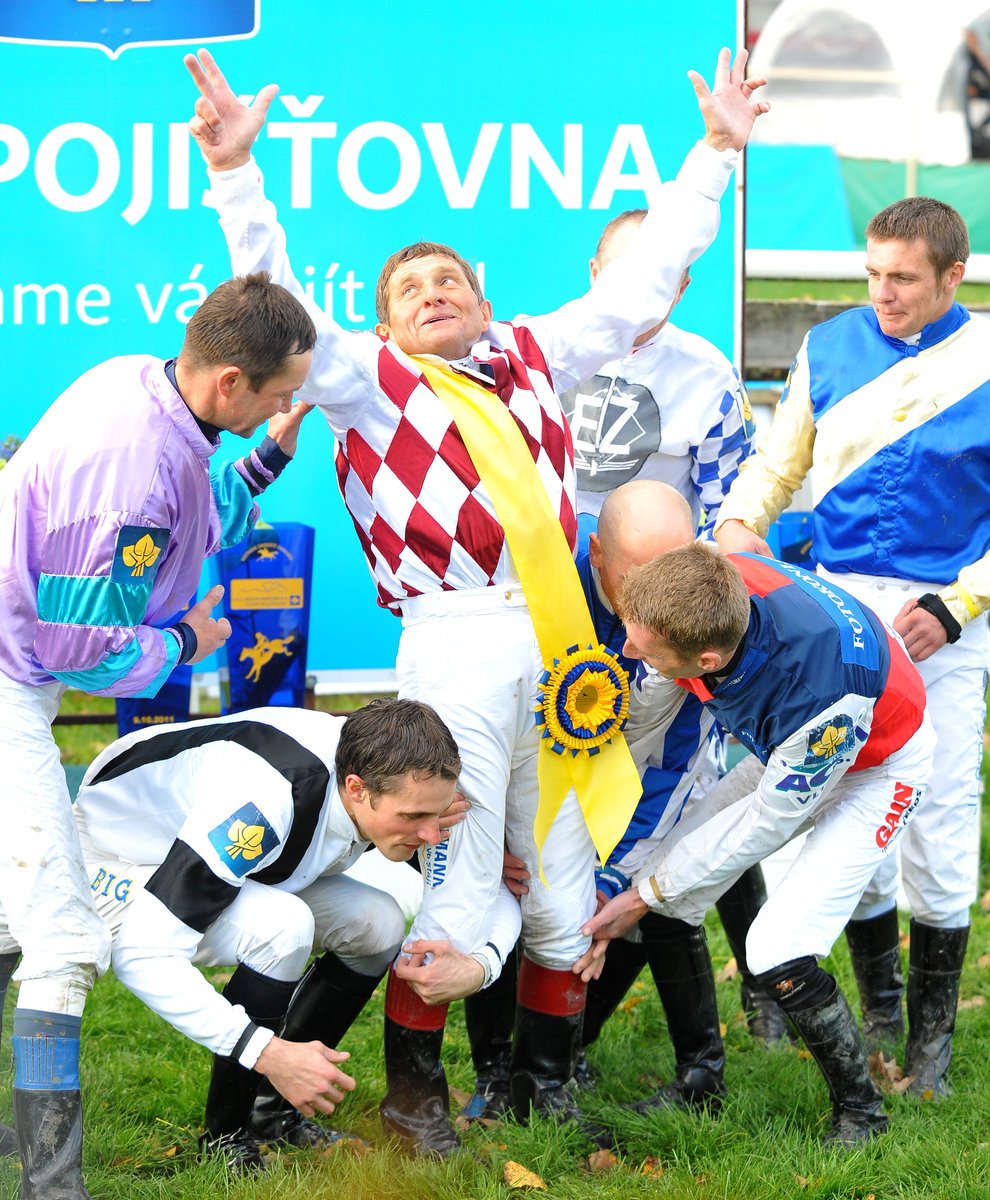 Už poosmé, ukazoval loni žokej Josef Váňa, kolikrát vyhrál Velkou pardubickou. Letos chce zvítězit znovu.