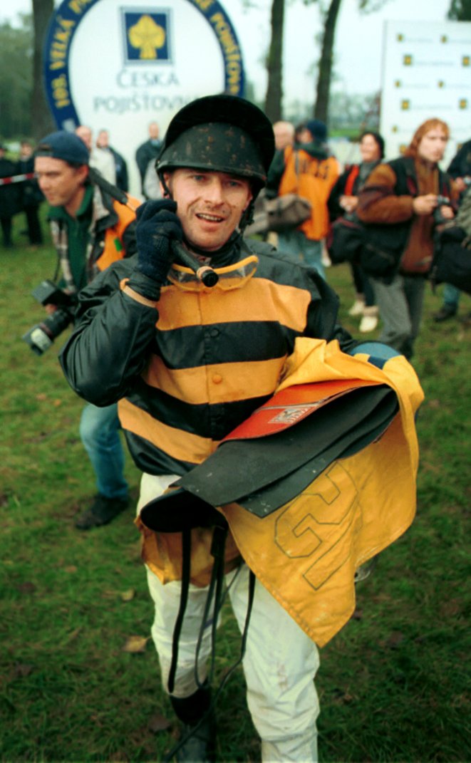 Zdeněk Matysík vyhrál s Peruánem Velkou pardubickou v roce 1999 před Conneryho koněm Risk of Thunder