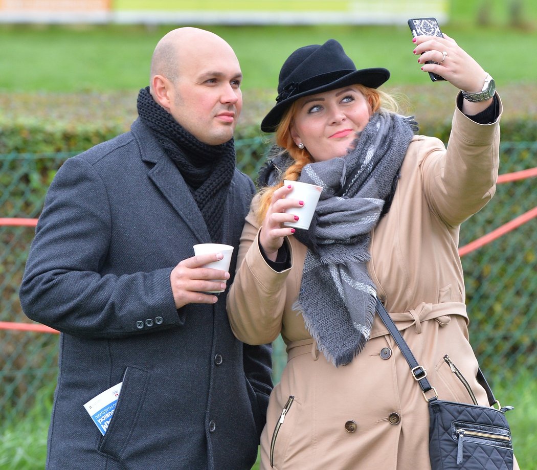 Sluší nám to? Kloboučkové selfie na Velké pardubické...