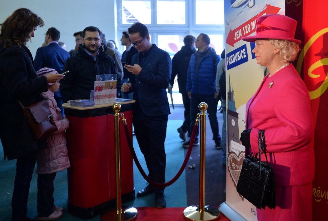 Fanoušci na Velké pardubické se mohli vyfotit s anglickou královnou - i když ne úplně živou