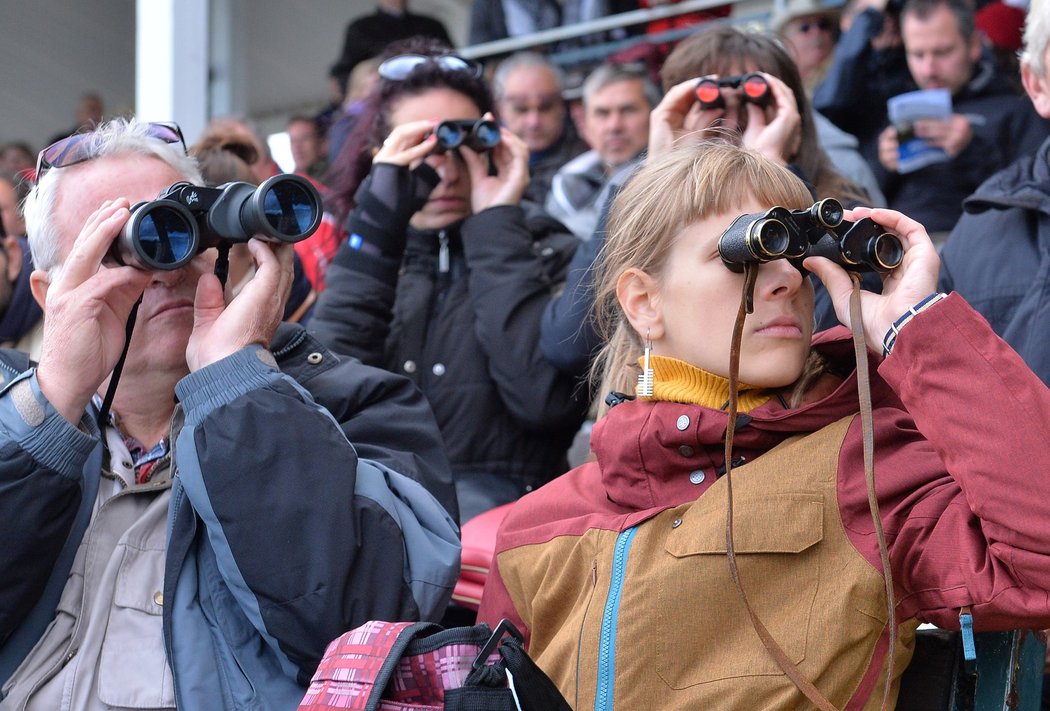 Nejen klobouky, ale i dalekohledy a kukátka, ty na dostizích také nesmí chybět