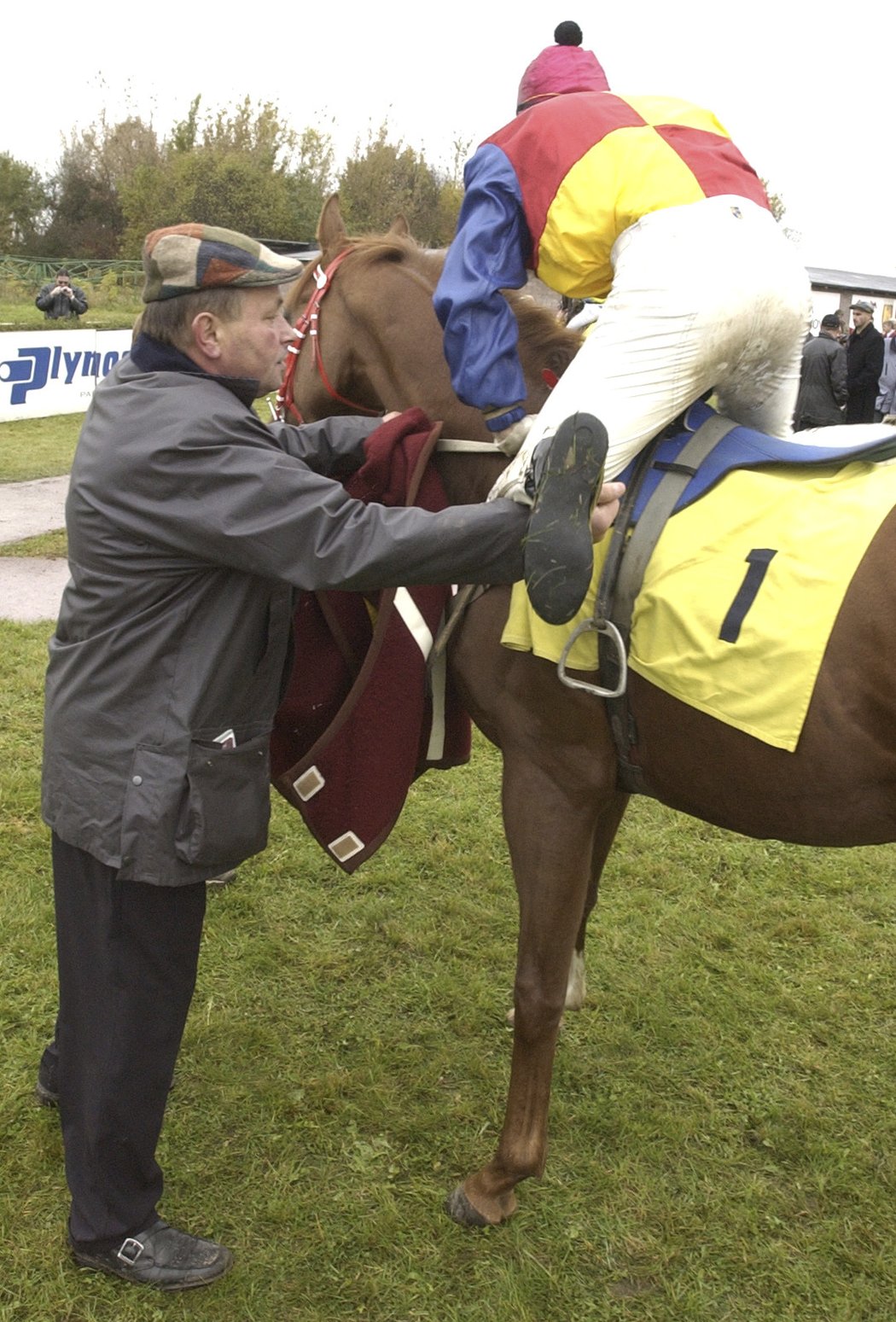 František Holčák pomáhá do sedla svému žokejovi na Velké pardubické v roce 2002, kdy Maskul dokázal zvítězit