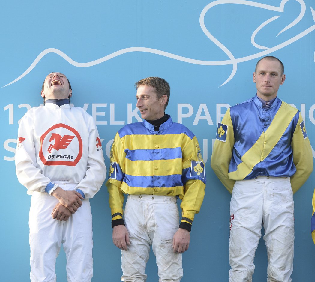 Rozesmátý vítěz Velké pardubické Jan Faltejsek (vlevo), druhý Josef Sovka a třetí Jaroslav Myška