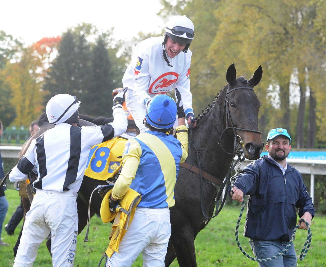 Jan Faltejsek přijímá první gratulace k vítězství ve Velké pardubické