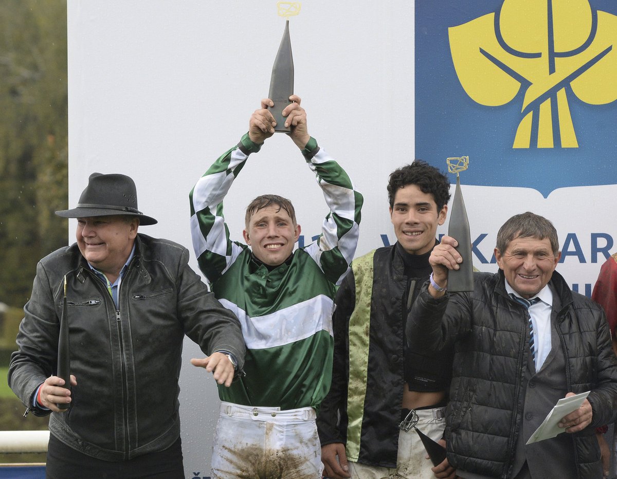 Trenér vítězného koně Velké pardubické No Time To Lose Josef Váňa (vpravo) se raduje z triumfu, ke kterému osmiletého hnědáka dovedl Jan Kratochvíl (druhý zleva)