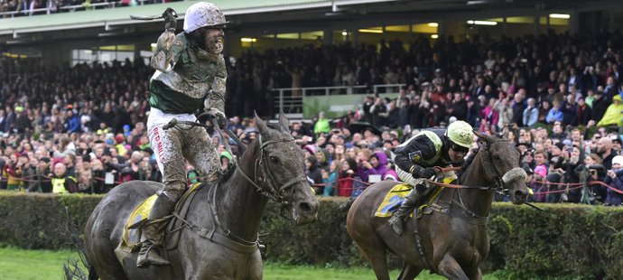 Jan Kratochvíl (vlevo) v sedle No Time To Lose dojíždí vítězně do cíle Velké pardubické, vpravo Felix de Giles s francouzským koněm Urgent de Gregaine