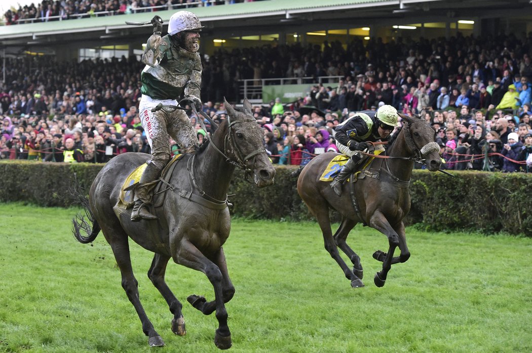 Jan Kratochvíl (vlevo) v sedle No Time To Lose dojíždí vítězně do cíle Velké pardubické, vpravo Felix de Giles s francouzským koněm Urgent de Gregaine