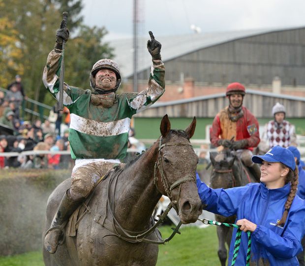 Jan Kratochvíl po svém triumfu ve Velké pardubické děkoval do nebe dědečkovi Jan Kratochvíl po svém triumfu ve Velké pardubické děkoval do nebe dědečkovi
