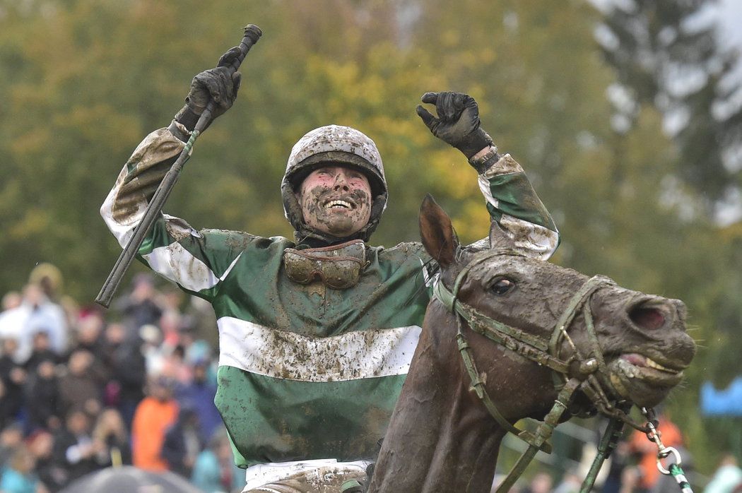 Jan Kratochvíl se raduje z triumfu ve Velké pardubické