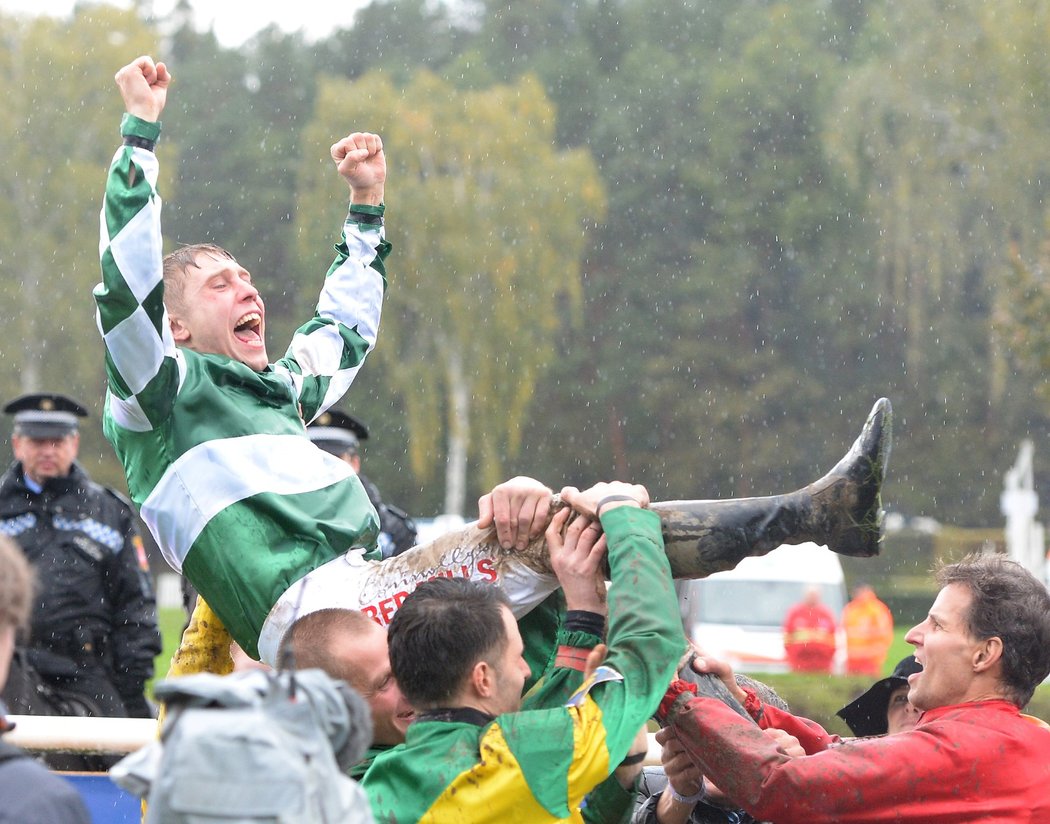 Vítěz 127. ročníku Velké pardubické Jan Kratochvíl nad hlavami svých kolegů