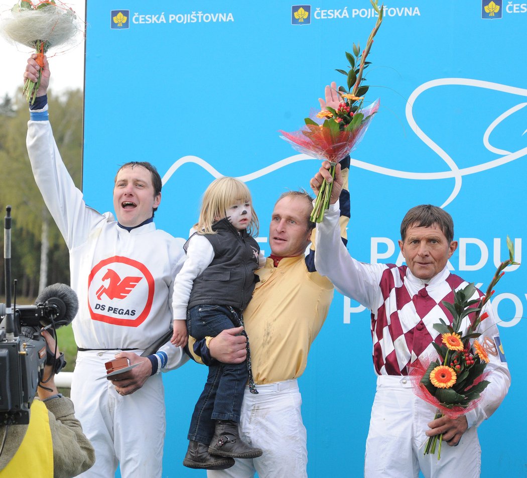 Vyhlášení vítězů - zleva vítěz Jan Faltejsek, druhý Jiří Kousek a třetí Josef Váňa