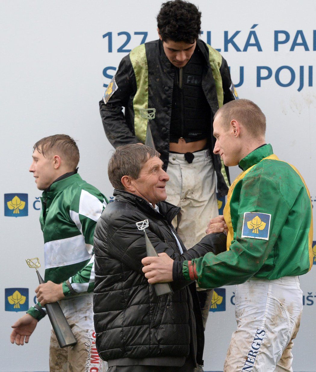 Josef Váňa se svým synem, který dojel ve Velké pardubické pátý, vlevo vítězný Jan Kratochvíl, nad nimi druhý Francouz Felix de Giles