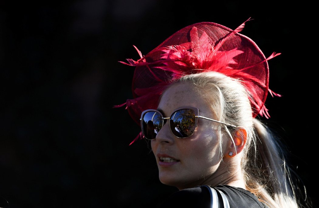 Klobouky a jiné módní pokrývky hlavy, tradiční hit na Velké pardubické, jedné z vrcholných sportovních akcí roku