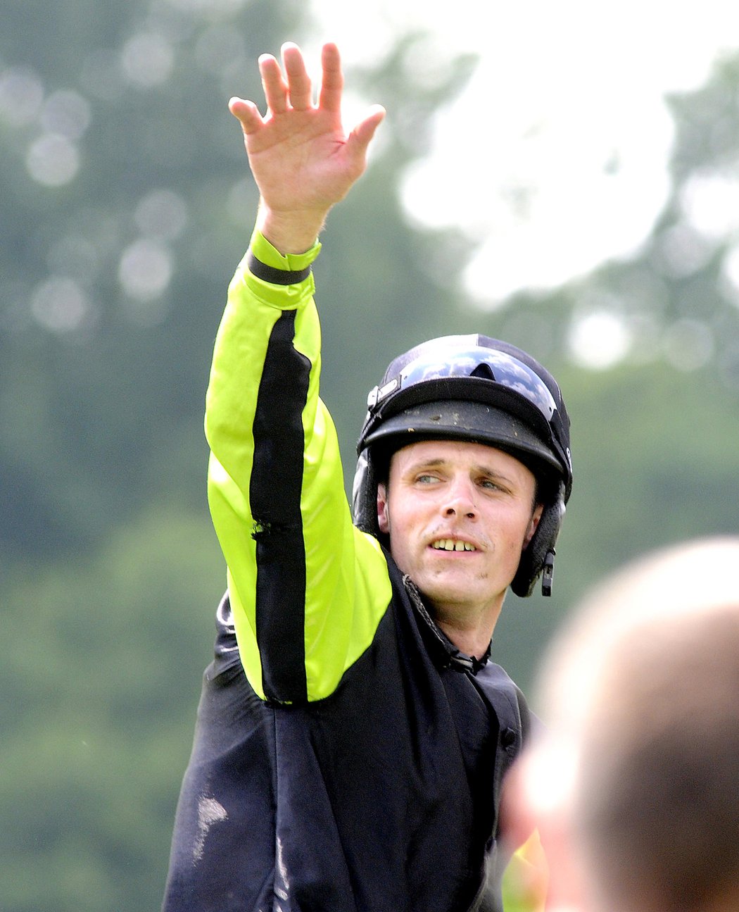 Žokej Josef Bartoš slaví vítězství ve druhé kvalifikaci na Velkou pardubickou steeplechase s Českou pojišťovnou. Vyhrál s Templářem, kterého pro sáj Luka-trdelník.com připravuje trenér Antonín Novák