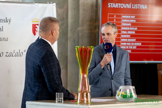 Tvrďák Bartoš. Žokej jde do Velké pardubické po pádu s monoklem, na trať vyrazí bez masky Tvrďák Bartoš. Žokej jde do Velké pardubické po pádu s monoklem, na trať vyrazí bez masky