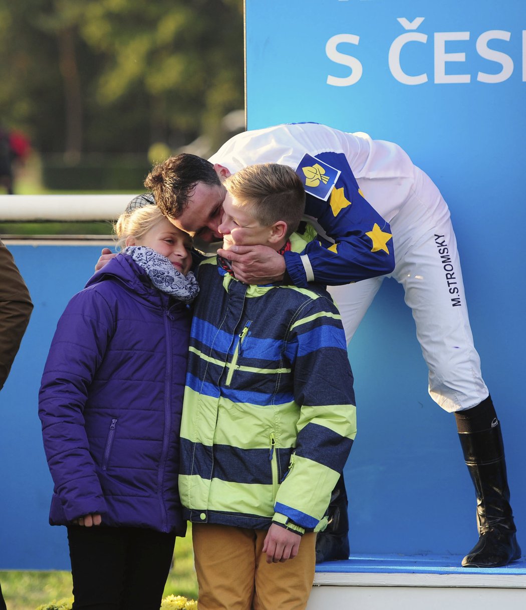 Vítěz 125. ročníku Velké pardubické Marek Stromský dává pusu svým dětem