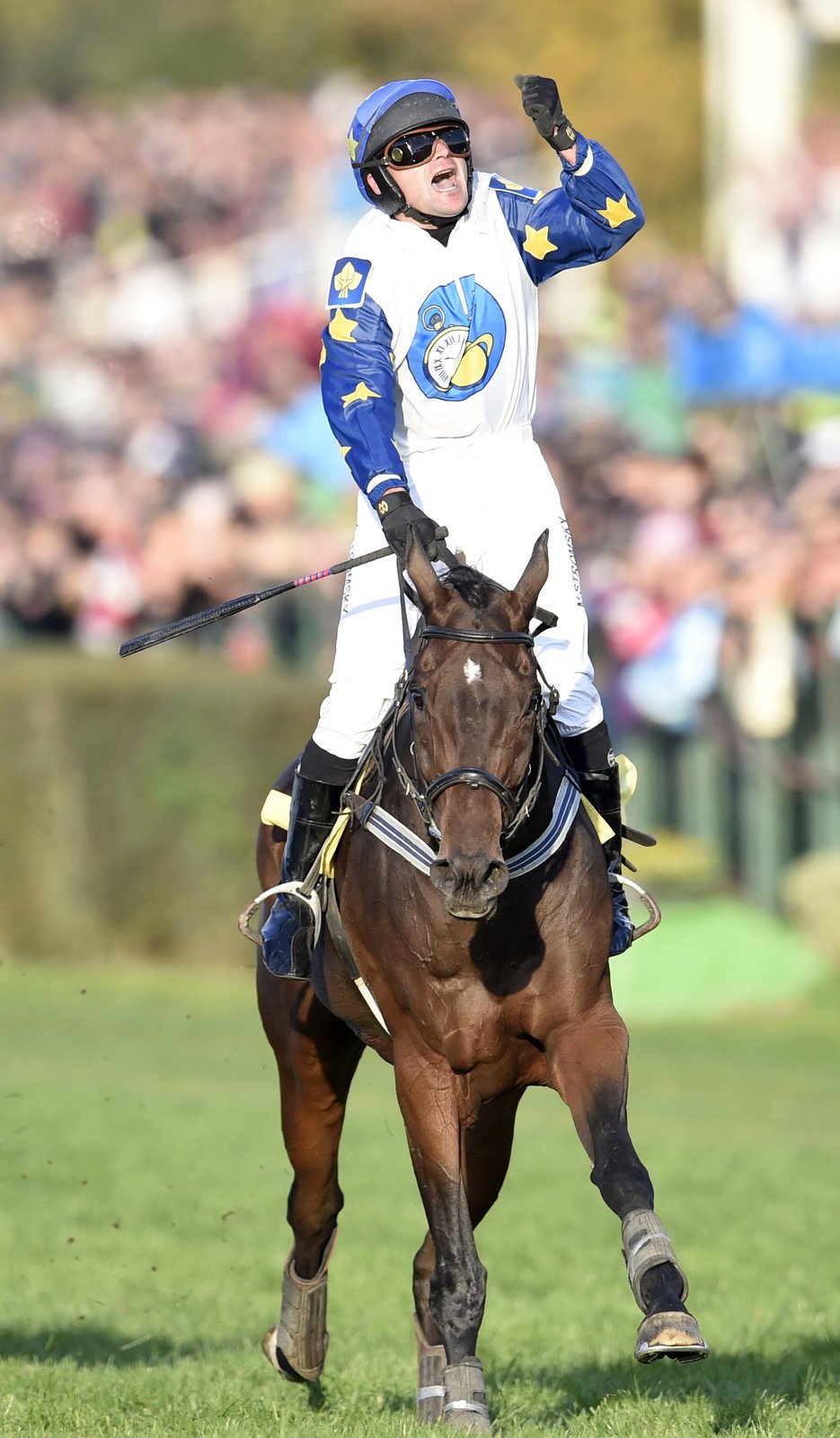 Marek Stromský se raduje z životního triumfu ve Velké pardubické