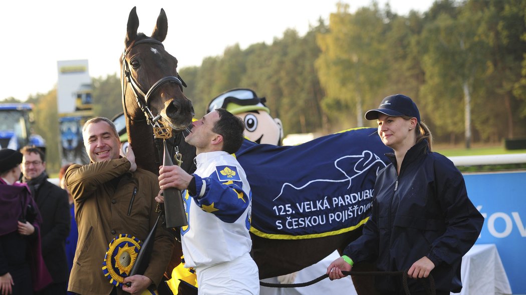 Marek Stromský líbá 10letého hnědáka Nikase, se kterým vyhrál Velkou pardubickou