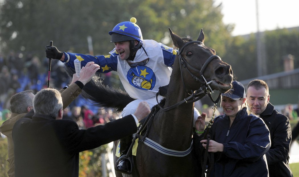 Marek Stromský se po svém triumfu ve Velké pardubické raduje s trenérem a majitelem Nikase