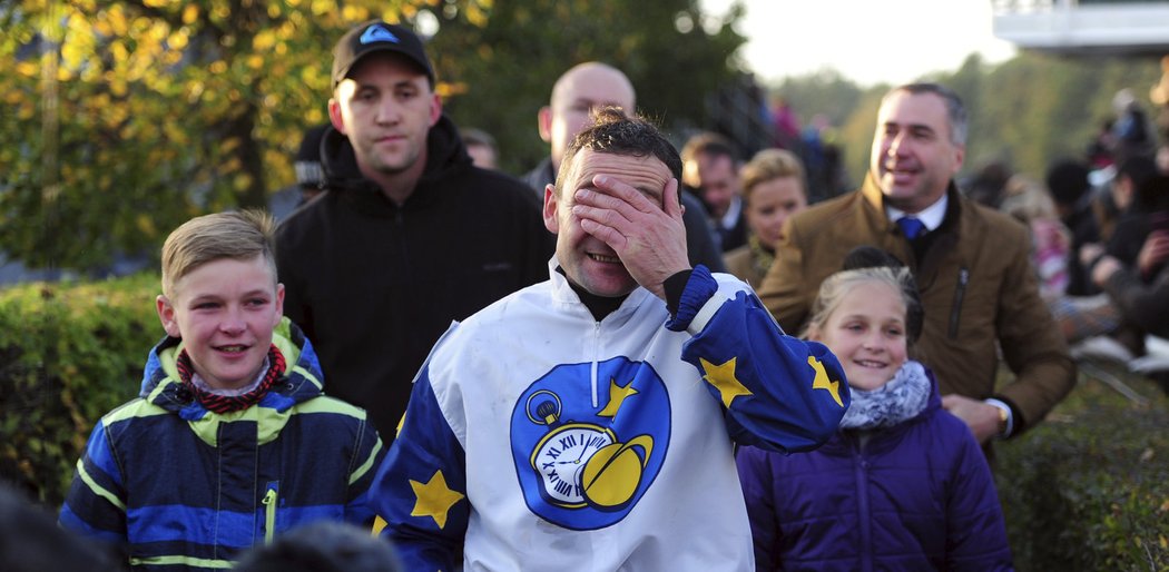 Šťastný žokej Marek Stromský jakoby nemohl uvěřit, že na třináctý pokus dokázal vyhrát Velkou pardubickou