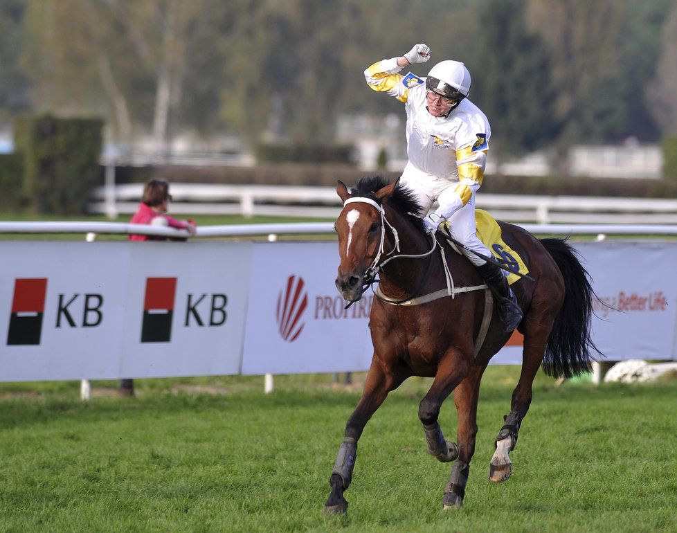 Martina Růžičková s Rubínem se raduje v cíli Velké pardubické