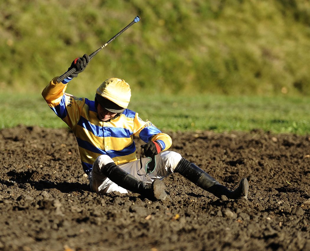 Michal Köhl se vzteká po pádu ve Velké pardubické v roce 2013