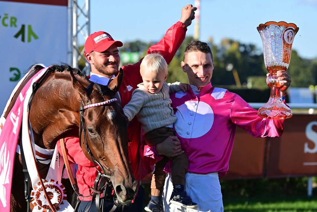 132. Velkou pardubickou vyhráli Mr Spex a Lukáš Matuský