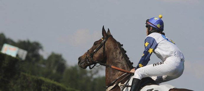 Kůň Nikas (stáj Castor) se s žokejem Martinem Liškou vrátil na dostihovou dráhu