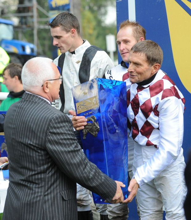 Josef Váňa přebírá trofej pro vítěze Velké pardubické z rukou Václava Klause Josef Váňa přebírá trofej pro vítěze Velké pardubické z rukou Václava Klause