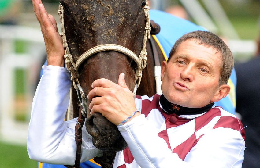 Josef Váňa v cíli Velké pardubické děkuje Tiumenovi