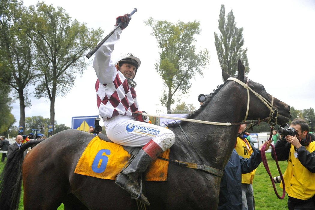 Josef Váňa v sedle Tiumena slaví šesté vítězství ve Velké pardubické