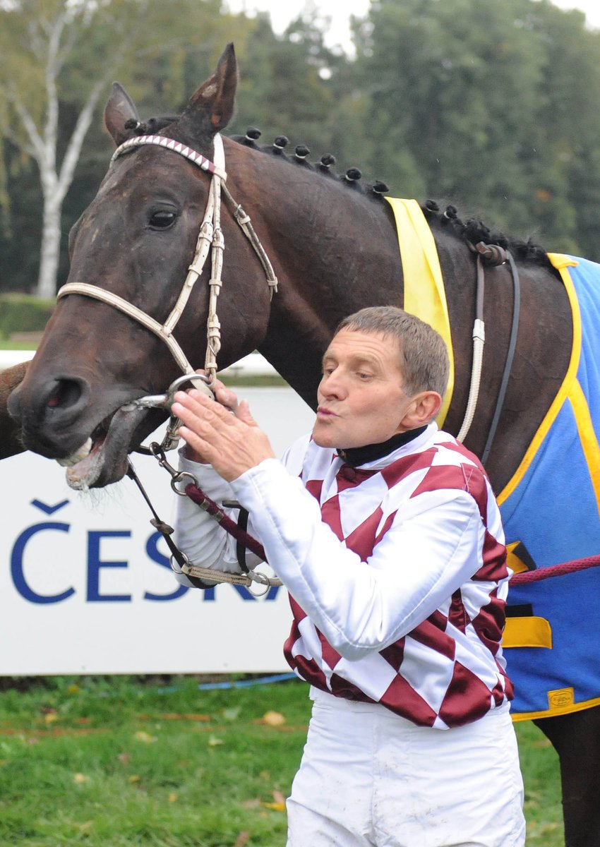 Josef Váňa v cíli Velké pardubické děkuje Tiumenovi