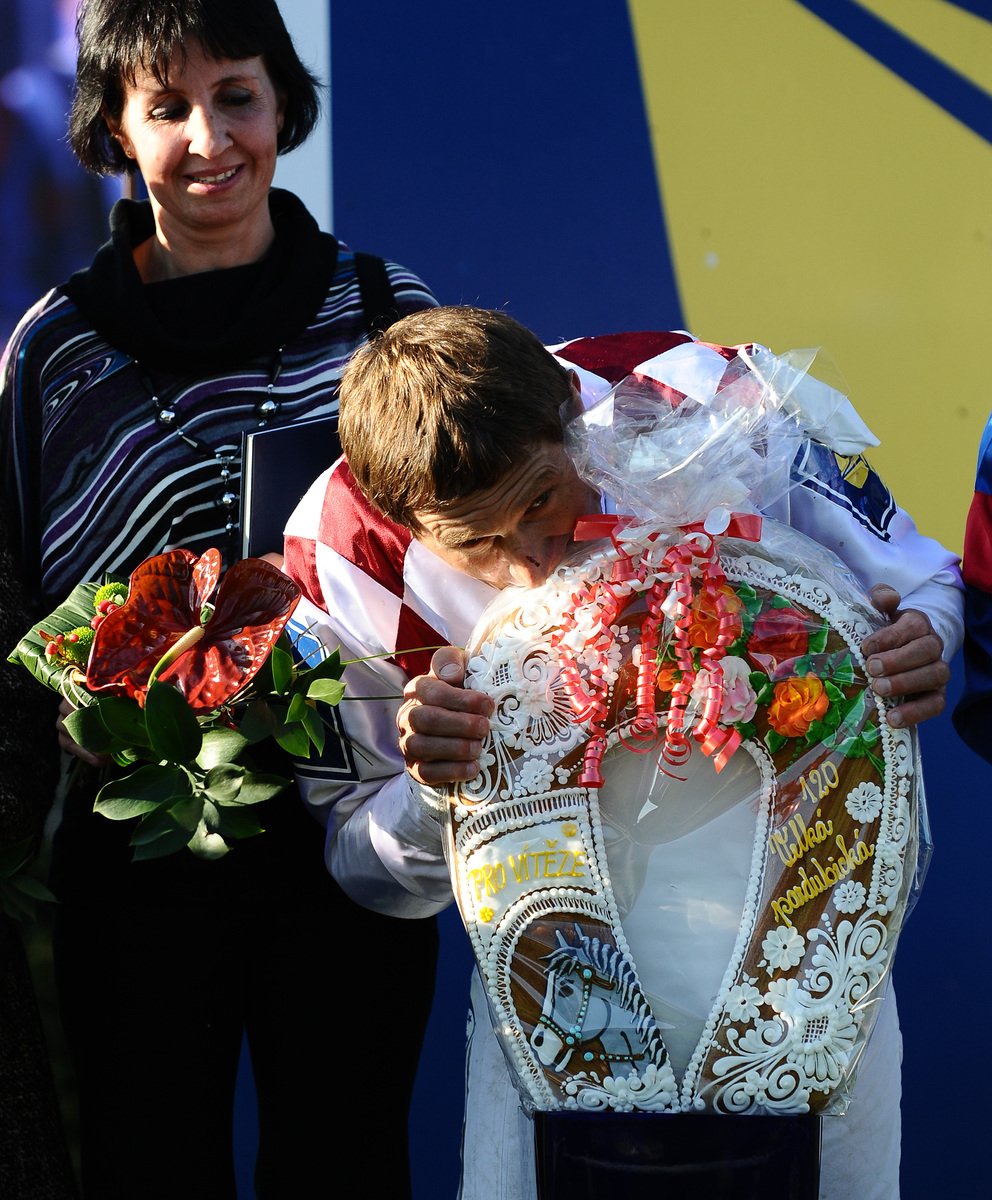 Josef Váňa se raduje ze svého sedmého vítězství ve Velké pardubické, vlevo jeho manželka