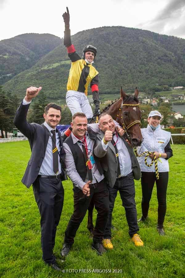 Josef Bartoš s L&#39;Estranem obhájil vítězstvé v Gran Premio Merano. Z výhry se raduje i trenér Josef Váňa mladší (vlevo)