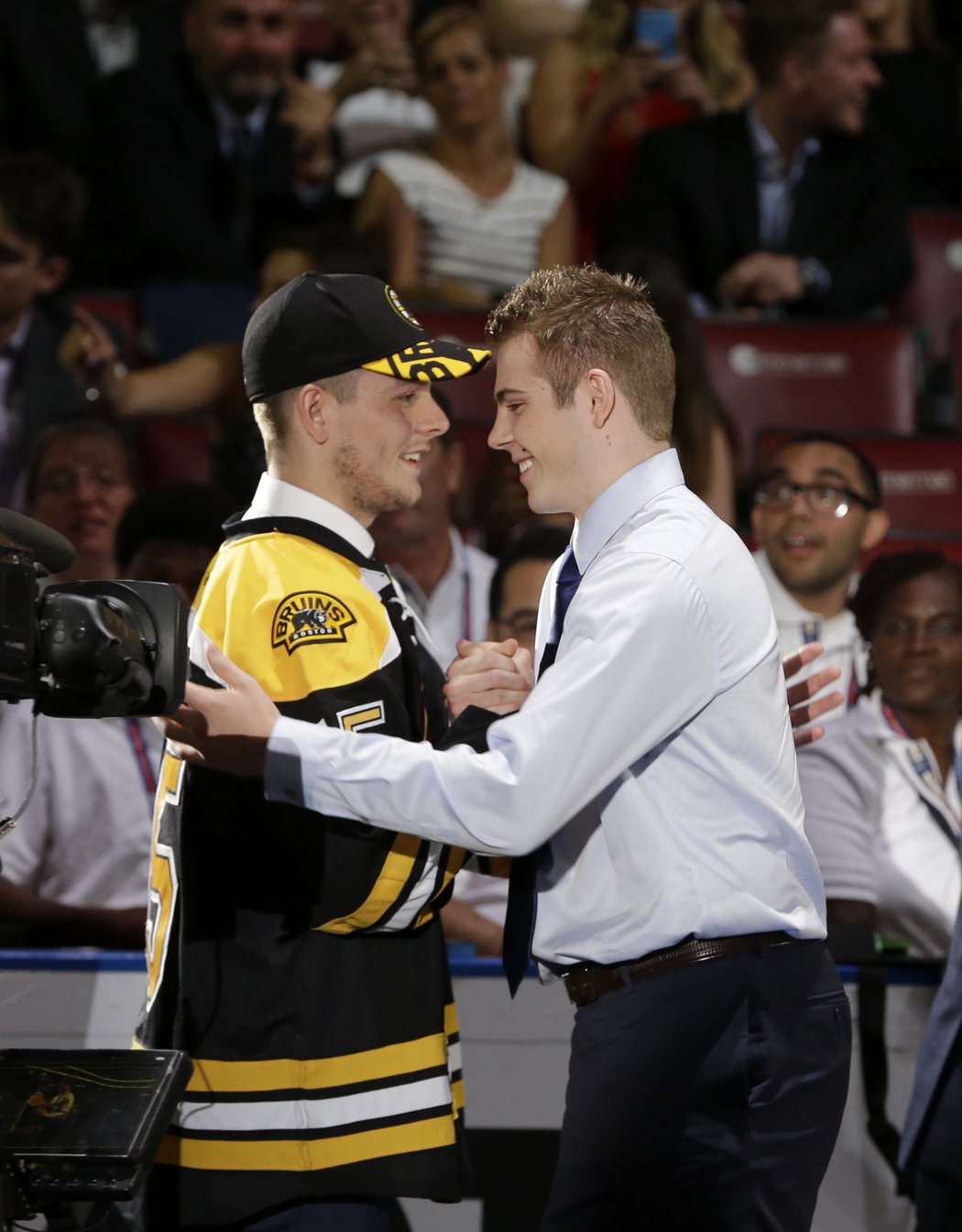 Jakub Zbořil (vlevo) a Jake DeBrusk by měli být v budoucnu důležitými postavami Bostonu Bruins