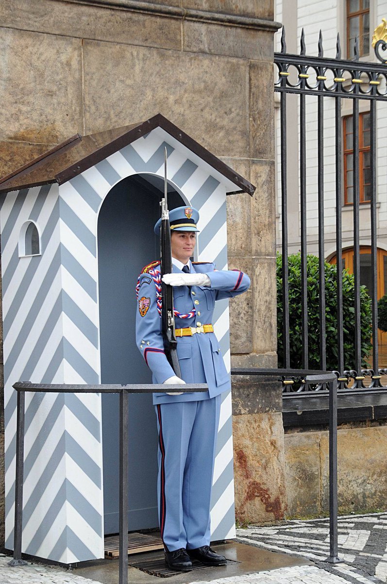 Bára Špotáková v uniformě hradní stráže