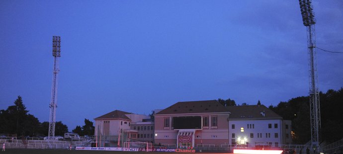 Stadion Juliska se na 41 minut ponořil díky výpadku elektřiny do tmy