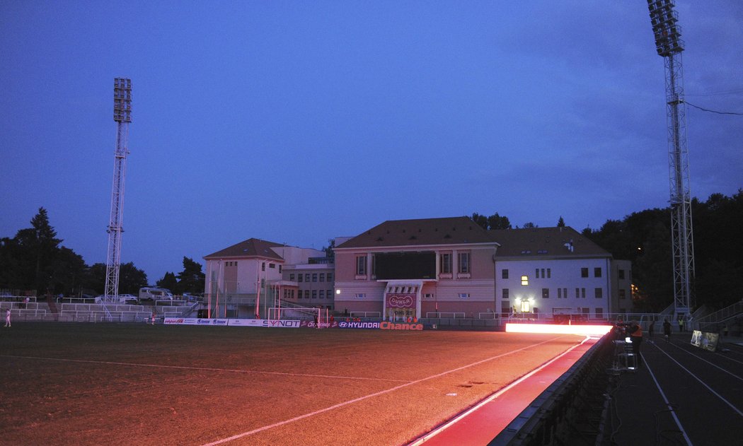 Stadion Juliska se na 41 minut ponořil díky výpadku elektřiny do tmy
