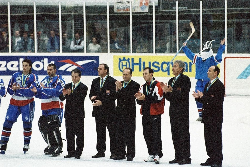 Dušan Pašek starší jako manažer Slovenského hokejového svazu po návratu Slovenska do A skupiny mistrovství světa v roce 1995