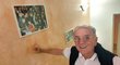 Dušan Uhrin se rád pochlubí ikonickou fotografii z Wembley, kde českým fotbalistům stříbrné medaile předávala britská královna