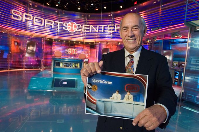 Stvořil sportovní nebe, začínal bez peněz. Svět opustil vizionář a otec ESPN Rasmussen (†93) Stvořil sportovní nebe, začínal bez peněz. Svět opustil vizionář a otec ESPN Rasmussen (†93)